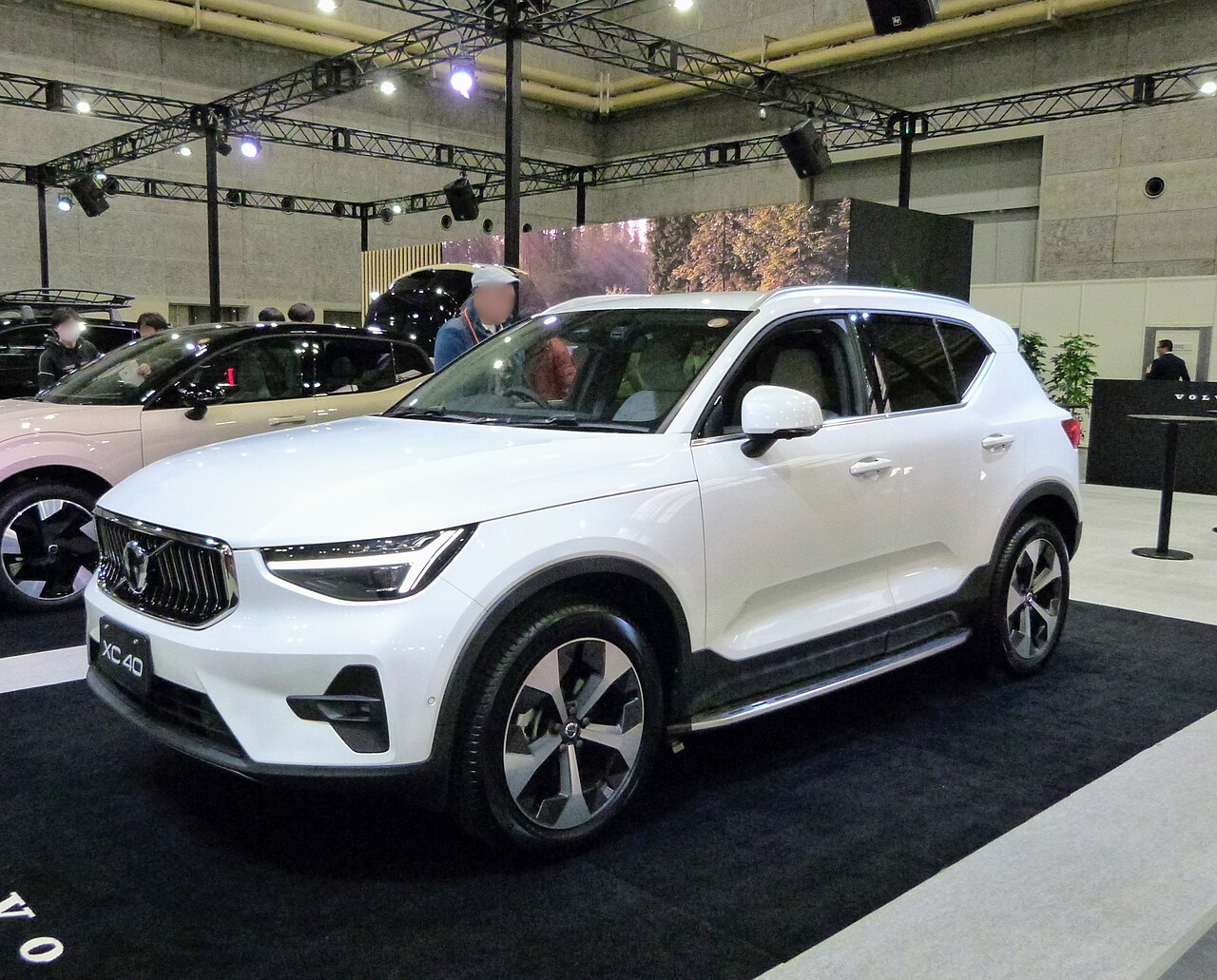 Volvo XC40 na výstavě v Ósace, fotografie z roku 2025. Ilustrační fotografie: nezobrazuje popisovanou premiéru ani událost.