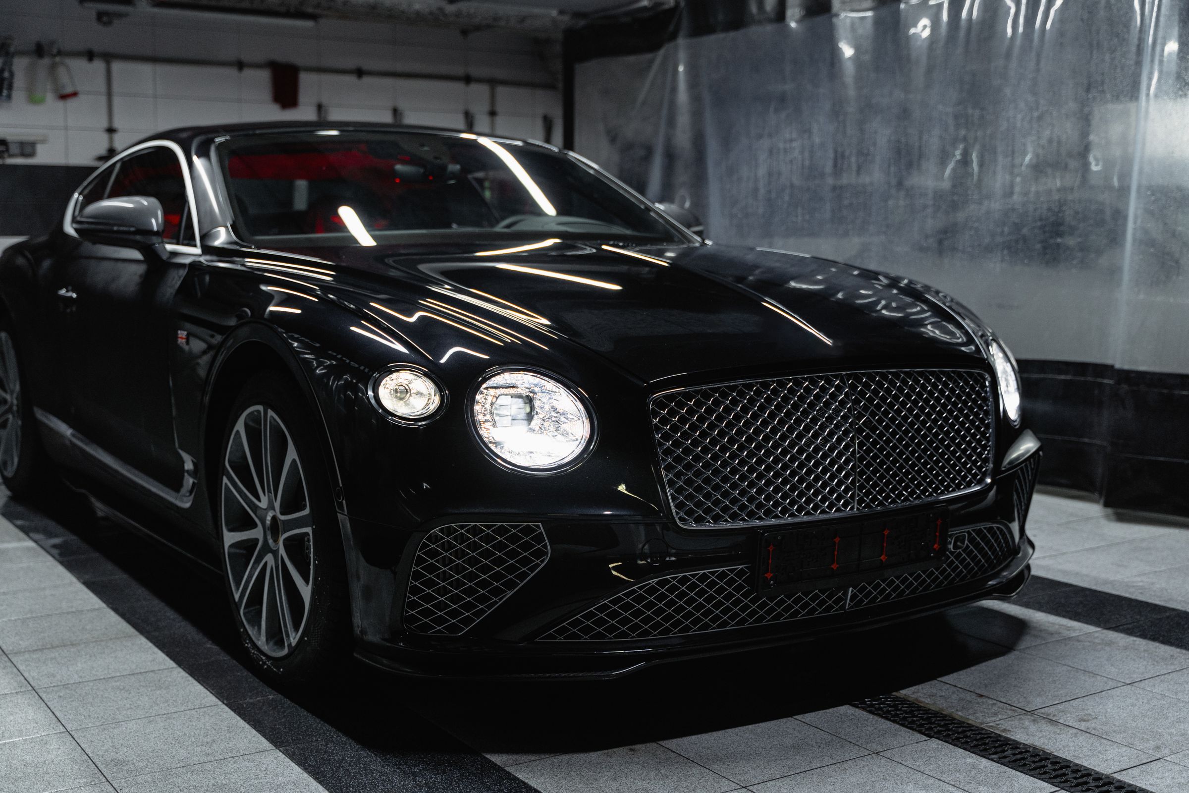 Чорний Bentley Continental GT у стриманому освітленні